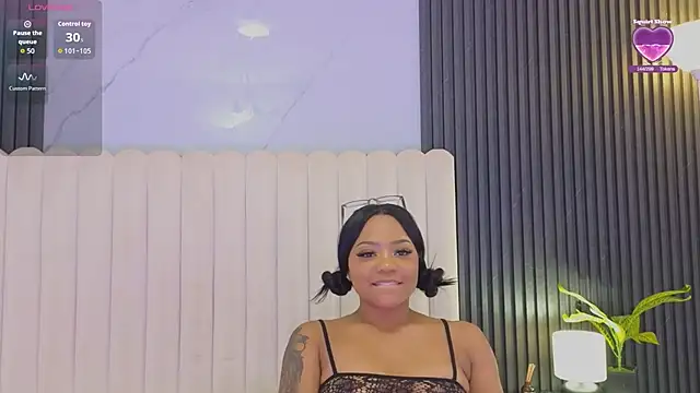 Madiee_Rhea Show in webcam