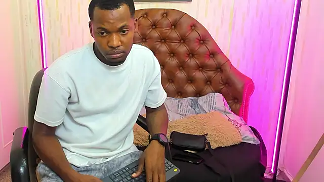 tyrone_william: διαδικτυακό σόου στην κάμερα