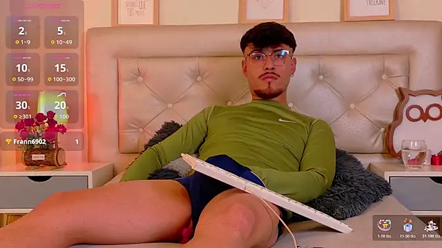 Show modela Aiden_Gray na web-kameri