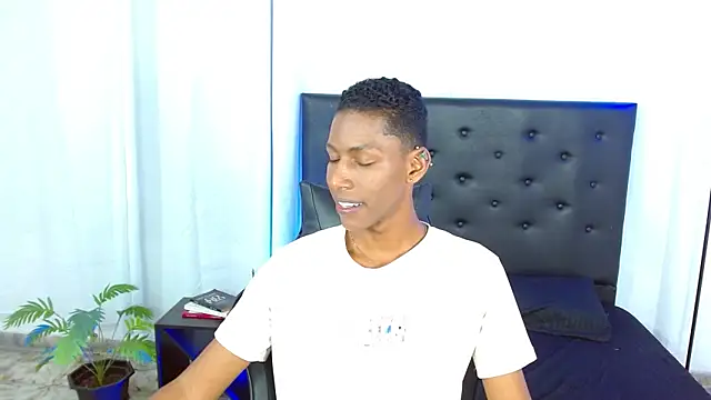 Chat +18 de maiki18_ ao vivo