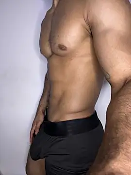 Pokazy przed kamerką – BrunoHot_