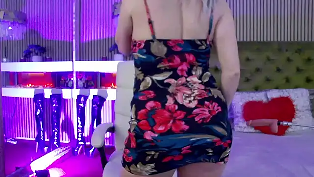 LadyTouch live XXX chat