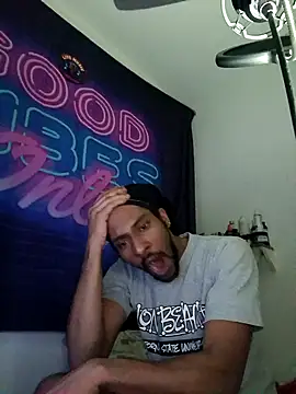 Mikaaa97: διαδικτυακό σόου στην κάμερα