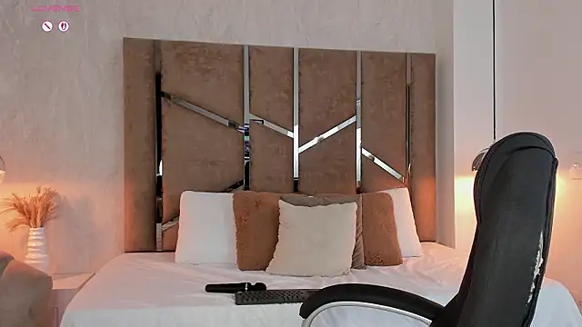 Megan-8's Live XXX Chat