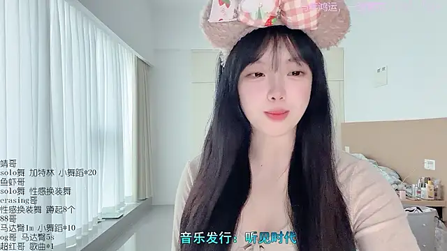 LovelyXiaoYi live XXX chat