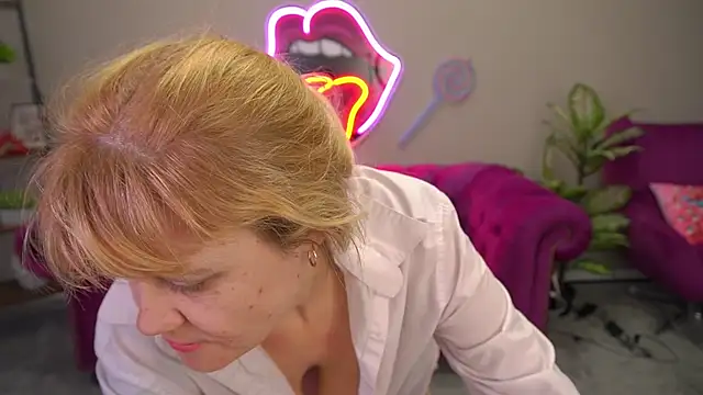 BellaLaPetitのライブXXXチャット