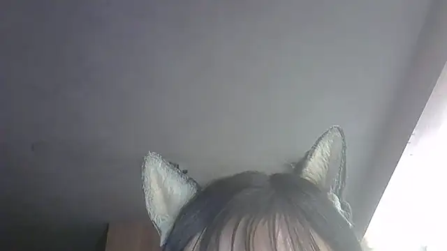 SkinnyKitten live XXX chat