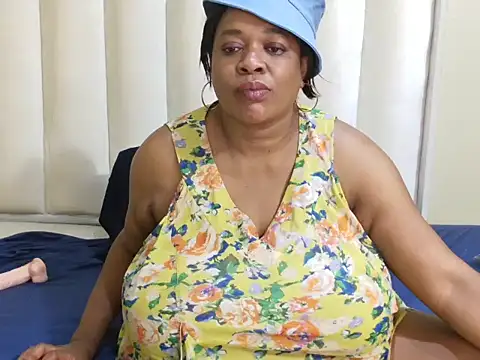 Webkamerová show BUSTYQUEENK