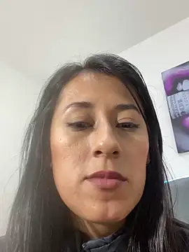 ela__ef: διαδικτυακό σόου στην κάμερα