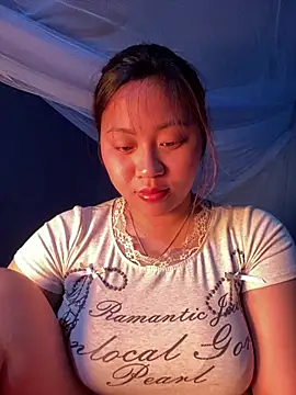 maianhcute: διαδικτυακό σόου στην κάμερα