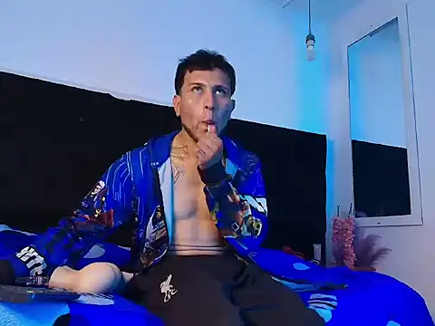 Thonixxx_mr: διαδικτυακό σόου στην κάμερα