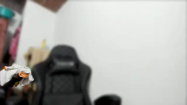 Chat +18 de ariell_rosee1 ao vivo