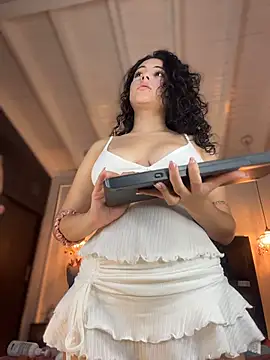 Pokazy przed kamerką – TeaseDollXXX