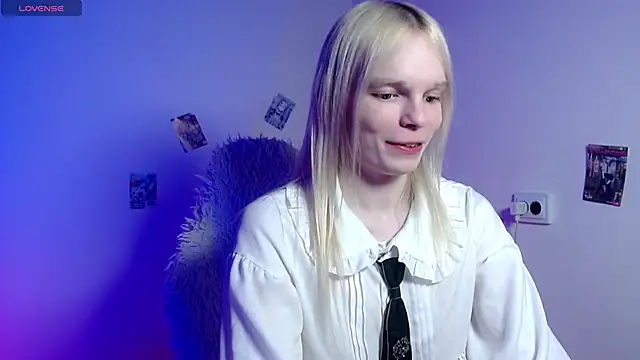 Emily_Nyaffee Show in webcam