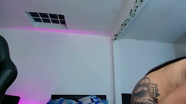 yesie_hot: онлайн-секс-чат