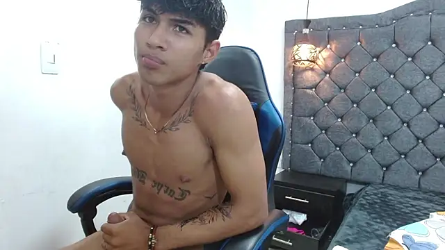 luka_big18: διαδικτυακό σόου στην κάμερα