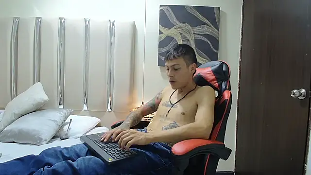 Pokazy przed kamerką – Ethan_Wolfe