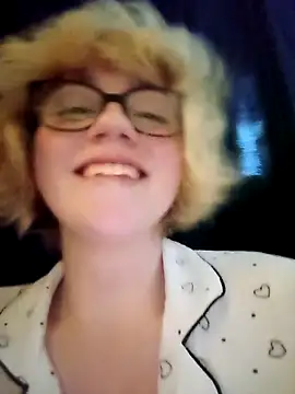 mcjbgfhgjhiiilllufjyf élő XXX-chatje