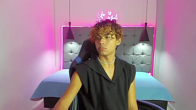 Anyelo_Twink Pertunjukan Webcam