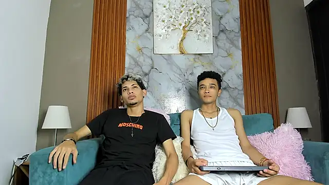 Show modela YOUNG_BOYS_HELL na web-kameri