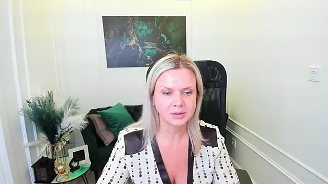 AgathaKlouin Adlı Modelin Canlı XXX Sohbeti