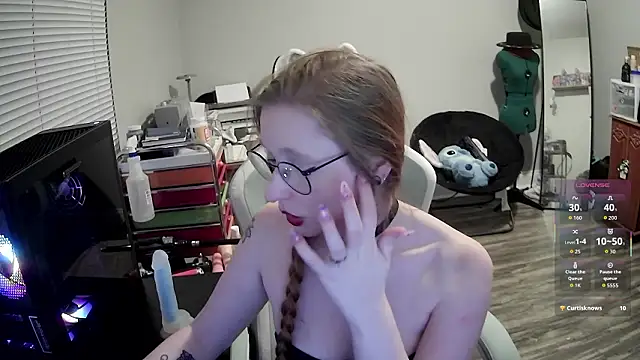 LilyFoxxx Adlı Modelin Canlı XXX Sohbeti