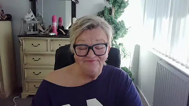 BridgetBlueEyes Show in webcam