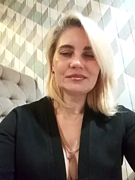 Chat +18 de JennyOMay ao vivo