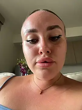 KiraSunshine Adlı Modelin Canlı XXX Sohbeti