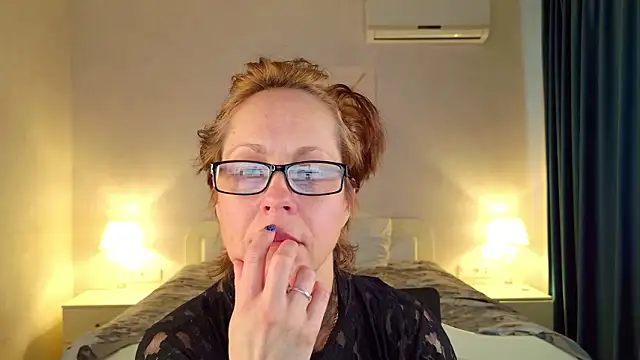 LioraWeiss élő XXX-chatje