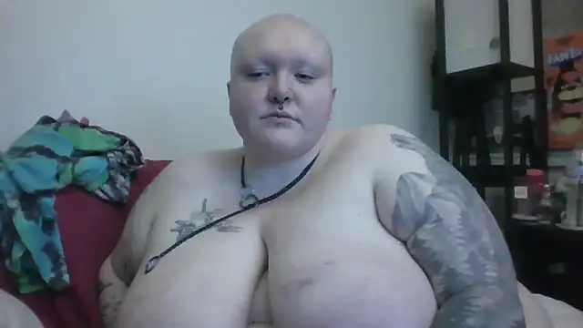 Sh0rtFluff Show in webcam