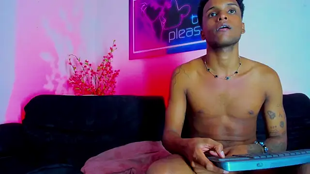 Boys_xxx_: διαδικτυακό σόου στην κάμερα