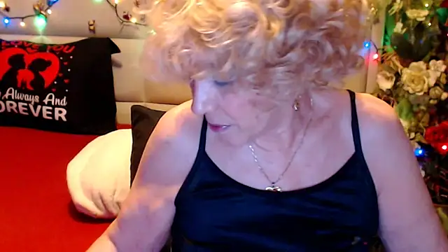 HappyWomanOn Show in webcam