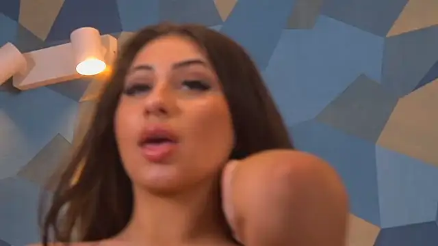 Valentina_Oliver Adlı Modelin Canlı XXX Sohbeti