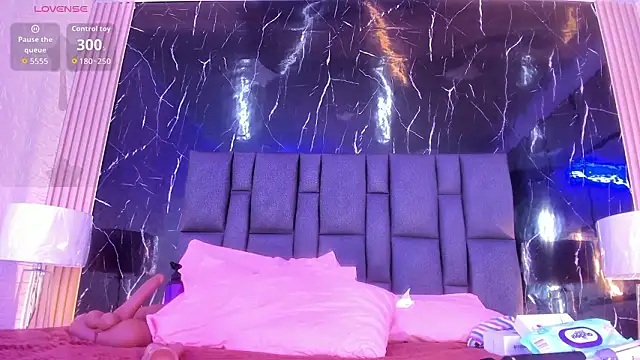 BustyGlow's Live XXX Chat