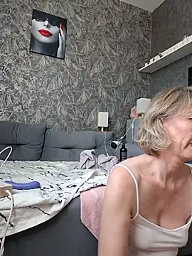 stellahere8 Adlı Modelin Canlı XXX Sohbeti