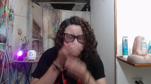 curly_greeneyed's Live XXX Chat