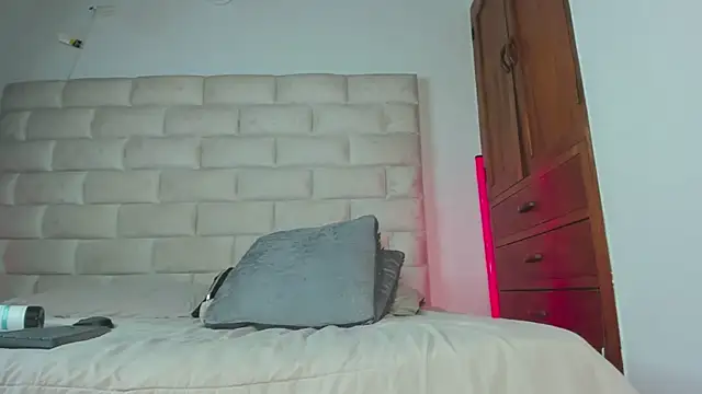 Chat XXX en directo de HollyGrey_