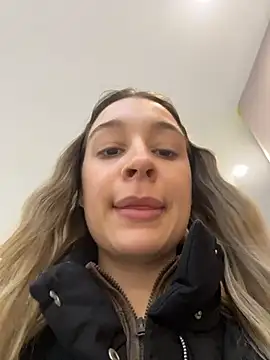 SashaCatt Adlı Modelin Canlı XXX Sohbeti