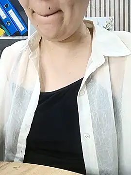 Emi_hot1 Adlı Modelin Canlı XXX Sohbeti