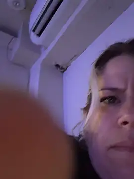 toomuchofafreak's Webcam Show