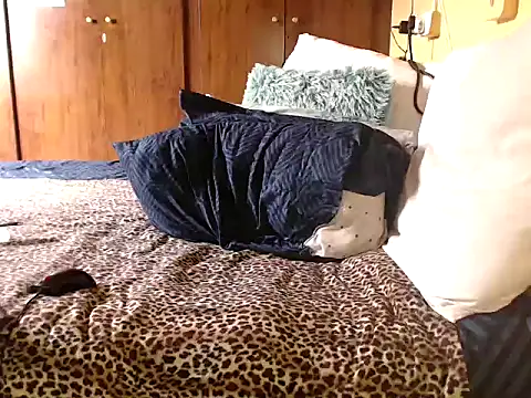 LONGBLKCLIT36's Live XXX Chat