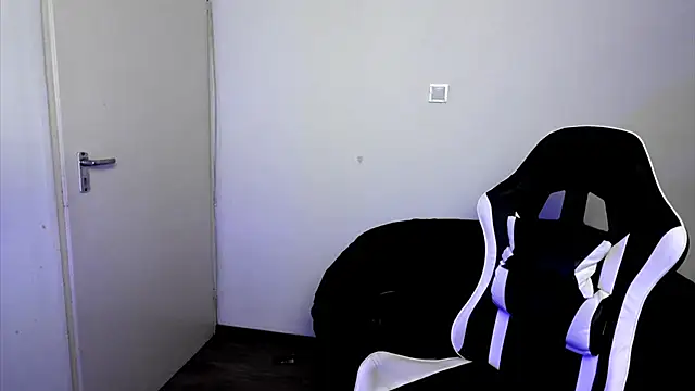 Chat +18 de ShyHotNerd ao vivo