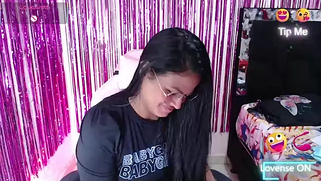 SweetAlmaa's Live XXX Chat