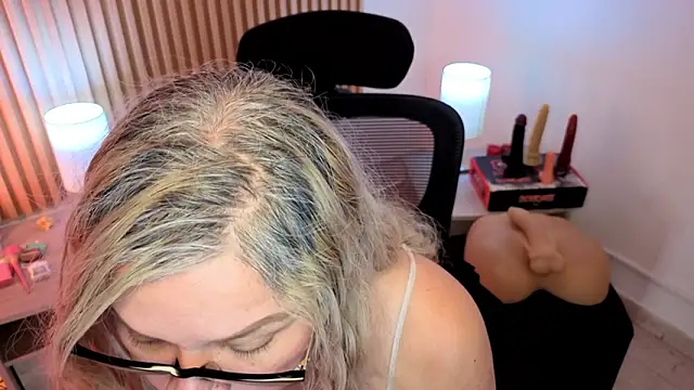 MarianL0ve Show in webcam