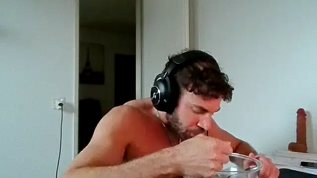 Show modela alpha-hunk na web-kameri