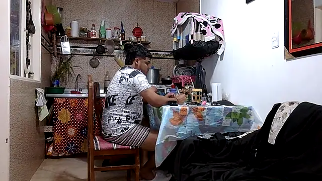 Boycuriousxxx élő XXX-chatje