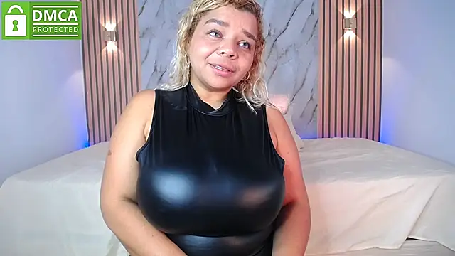 CasieBigtits webcam show