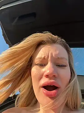 justmilaa: διαδικτυακό σόου στην κάμερα