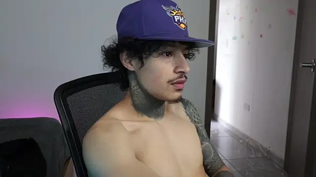 trieone: διαδικτυακό σόου στην κάμερα